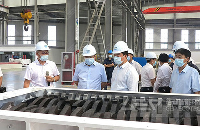 新鄉市市長魏建平一行蒞臨潔普智能環保裝備生產基地調研，推動環保產業高質量發展